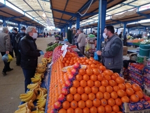 Başkan Şahin Pazarda Vatandaşlara Ve Satıcılara Maske Dağıttı