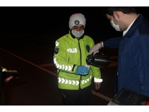 Soğuktan Görev Yapan Polis Ve Sağlık Çalışanlarına Çay Ve Tatlı İkramı
