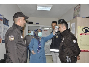 Önce Ateşleri Ölçülüyor Sonra İş Başı Yapıyorlar