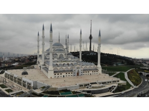 Korona Virüs Tedbirleri Sebebiyle Bu Cuma Namazında Da Boş Kalan Çamlıca Camisi Havadan Görüntülendi