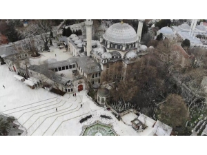 Eyüp Sultan Camii’nin Avlusu Kuşlara Kaldı