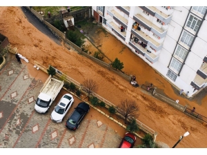 Silvan’da Sağanak Yağış Caddeleri Göle Çevirdi