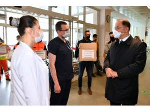 Beylikdüzü’nde Yüz Koruyucu Siperlik Dağıtımına Devam Edildi