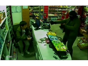 ’Korona Virüs’ Maskesiyle Tekel Bayisini Silahla Soydu