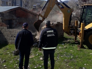 Bingöl’de Metruk Yapı Yıkıldı