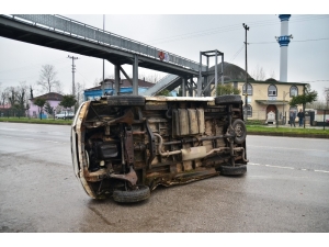 İneğe Çarpmamak İçin Manevra Yapan Minibüs Devrildi