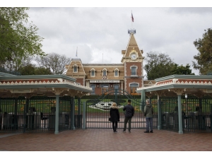 Ünlü Eğlence Parkı Disneyland Çalışanlarına İzin Verdi