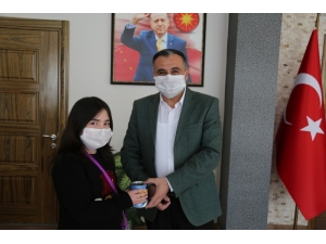 Kumbarasını Bağışlayan Elanur’a, Başkan Cabbar’dan Jest