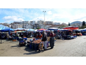 Kuşadası’nda Pazaryerine Gelenlerin Ateşi Ölçüldü