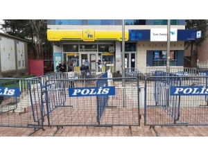 Ptt Şubelerinin Önü Boş Kaldı