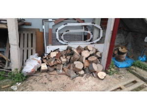 Dışarı Çıkmakta Zorluk Çeken Engelli Vatandaşın Odunları Kesilerek Hazır Hale Getirildi