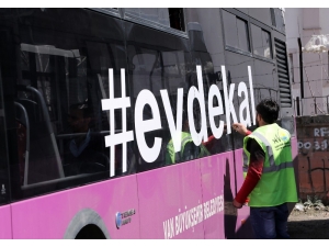 Van Büyükşehir Belediyesi Sosyal Mesafe İçin Zemin Çıkartmaları Yaptı