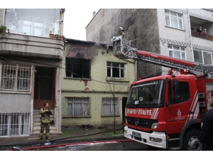 Bayrampaşa’da Gecekondu Alev Alev Yandı