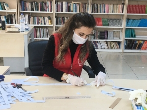 Gençlik Merkezinden Sağlık Çalışanları İçin Siperli Maske
