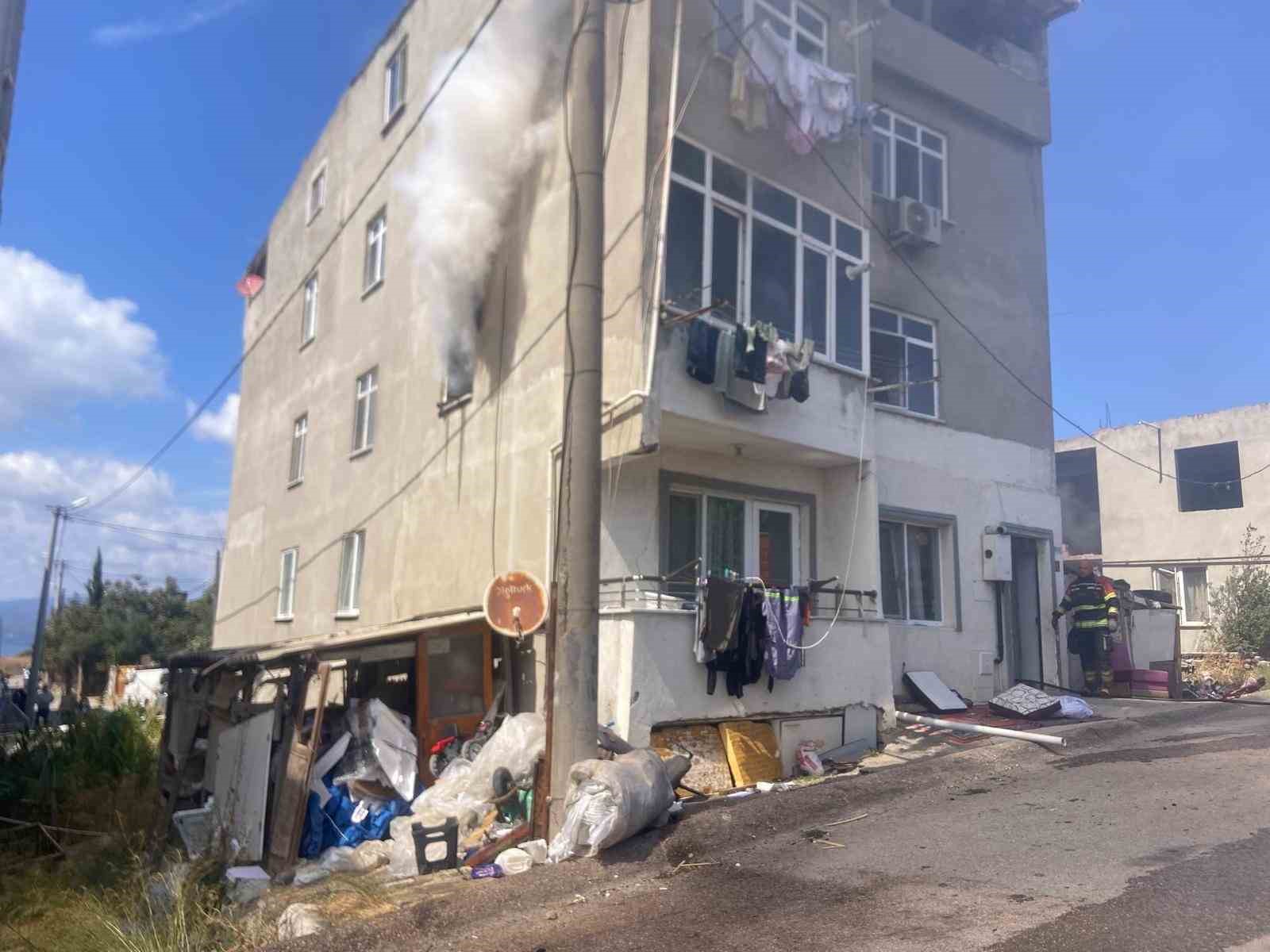 bandirma-da-apartman-yangini-itfaiye-ekiplerince-sonduruldu
