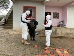 Silvan’da Güvenlik Güçleri Yardımları Dağıtmaya Devam Ediyor