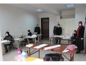 Osmaneli’de Gönüllü Öğretmenler 3d Yazıcı İle ’’Yüz Koruyucu Siperlik Ve Maske’’ Üretiyor