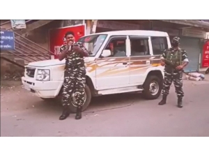 Dayak Atan Hint Polisi Bu Kez Sokak Sokak Gezerek Şarkı Söyledi