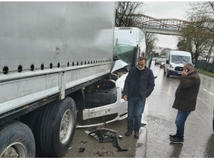 Samsun’da Minibüs Tıra Arkadan Çarptı: 3 Yaralı