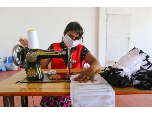 Sri Lanka’da Gönüllüler Maske Üretti
