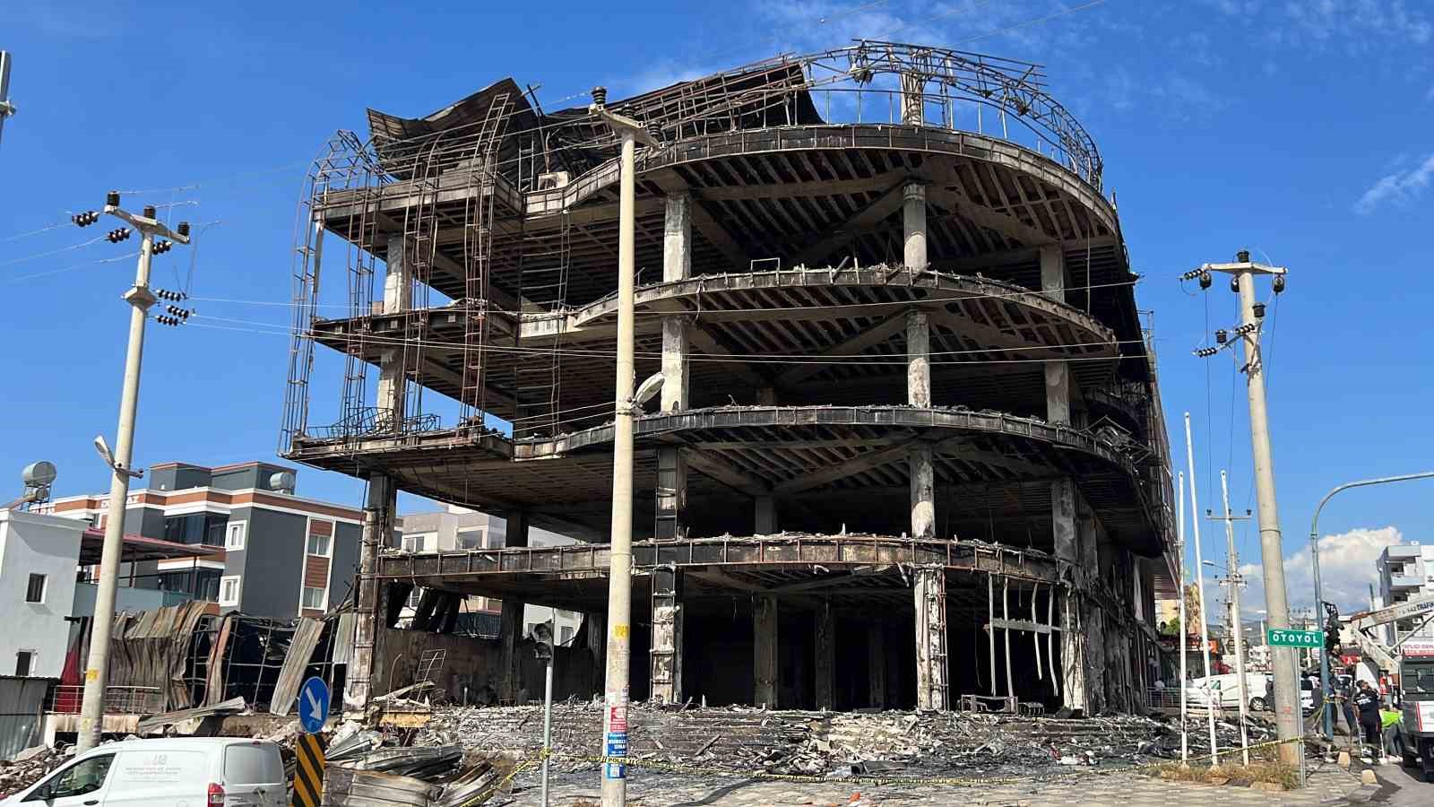 mersin-deki-mobilya-magazasi-kule-dondu-sogutma-calismasi-sabaha-kadar-surdu