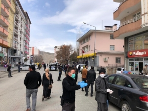 Uyarılar Fayda Etmedi Metrelerce Kuyruk Oluştu