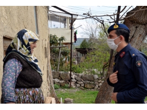 Kapılarında Yardıma Gelen Jandarma Komutanını Görünce Duygulandılar