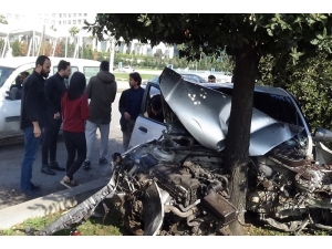 Kontrolden Çıkan Otomobil Refüje Daldı: 2 Yaralı