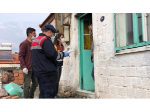 İzmir’de Jandarma, İhtiyaç Sahiplerine Sosyal Yardımları Ulaştırdı