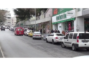 Silivri’de Bin Tl’lik Yardım Kuyruğunda Sosyal Mesafeye Detayı