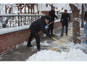 Belediye Başkanı Faruk Demir, İşçilerle Kar Temizledi