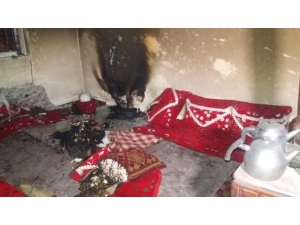 Sobadan Çıkan Yangın 4 Kişilik Aileyi Evsiz Bıraktı