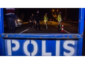 Balıkesir Çanakkale İl Sınırında Araç Giriş Ve Çıkışları Durduruldu