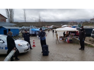 Tufanbeyli’de Zabıta, Vatandaşları Dezenfektan İle Karşıladı