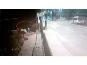 Lüks Otomobilin Yanıcı Madde Dökülerek Kundaklandığı Anlar Kamerada