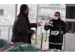 İstanbul’da Toplu Taşımayı Kullananlara Maske Dağıtılıyor