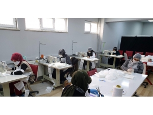 Orhaneli Halk Eğitim Merkezi Öğreticiler Gönüllü Maske Üretiyor