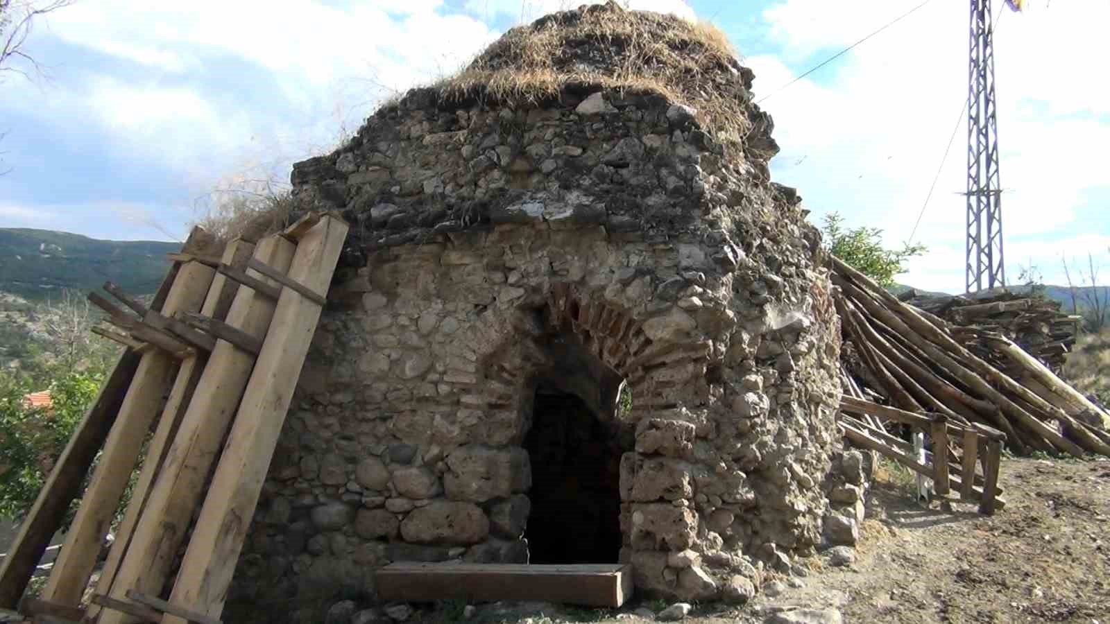 atil-vaziyetteki-hamam-restore-edilmeyi-bekliyor