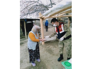 Iğdır’da Jandarma, Vatandaşın Sosyal Yardım Ödemesini Evlerinde Teslim Etti