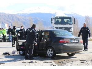 Erzincan’da Çekiciyle Otomobil Çarpıştı: 3 Yaralı