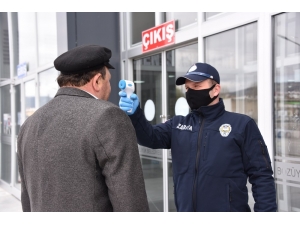 Pazara Gelen Herkesin Ateşi Ölçüldü