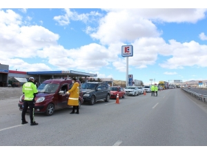 Erzurum’da Araçlar Kontrol Noktalarında Uzun Kuyruklar Oluşturdu