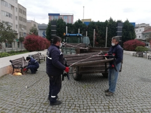 Salihli’de Meydanlardaki Banklar Söküldü