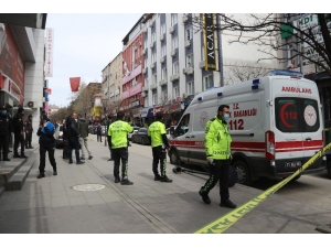 Kaldırıma Çıkan Otomobilin 2 Kişiye Çarptığı Anlar Kamerada