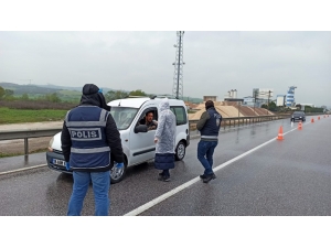 Yasak Sonrası Bursa-izmir Yolu Boşaldı