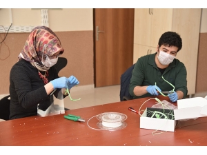 Kmü’den Sağlık Çalışanları İçin Yüz Koruyucu Şeffaf Siperlik