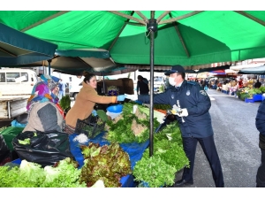 Trabzon’da Pazar Yerinde Bedava Maske Dağıtıldı