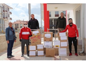 Karaman’da Antrenörlerden Sokağa Çıkamayan Yaşlılara Gıda Paketi Yardımı