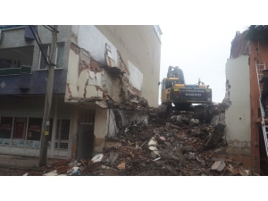 Yıkım Yapan İş Makinesi Yandaki Binanın Duvarını Deldi