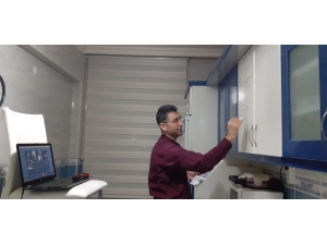 Öğretmenden Örnek Davranış, Mutfak Dolabının Üzerinde Ders Anlattı